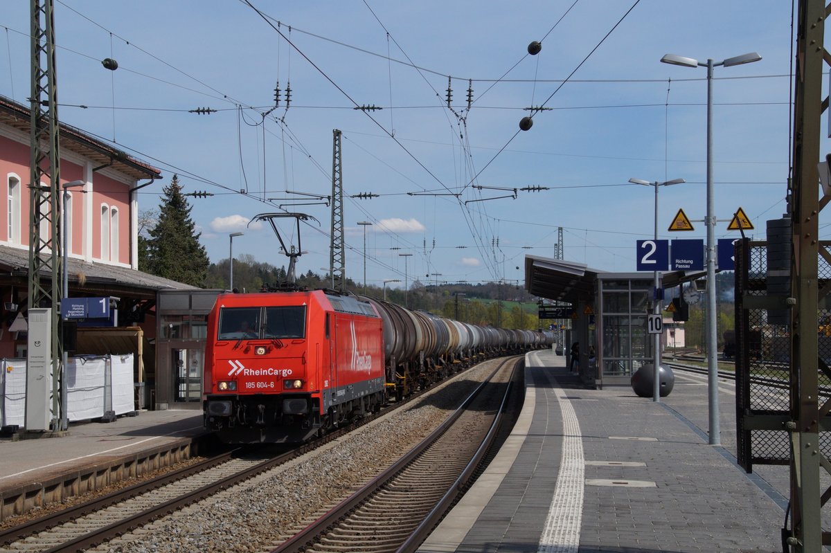 Mit einem schweren Kesselwagenzug ist 185 604-6 der RheinCargo in Ostbayern unterwegs.
Vilshofen/Donau, 14.04.2018