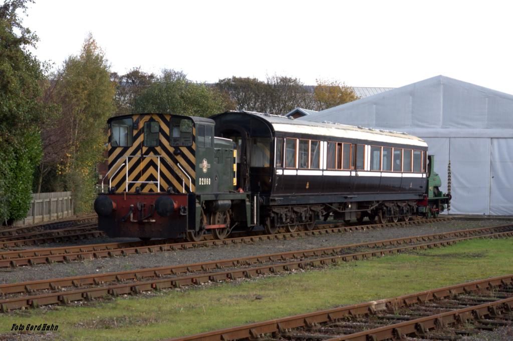 Mit einem sechsachsigen Salon Wagen gekuppelt stand die kleine Zweiachser Diesellok D 2860 am 27.10.2014 im Freigelände des National Railway Museum in York.