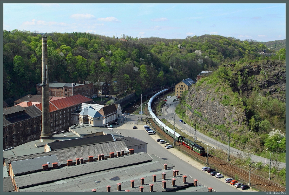 Mit einem Sonderzug aus Freiberg durchfährt 18 201 (02 0201-0) den Plauenschen Grund bei Dresden. Am Zugschluss läuft 52 8079 mit. Links befindet sich die ehemalige Felsenkeller-Brauerei, welche um 1900 eine der größten Brauereien Deutschlands war. (11.04.2014)