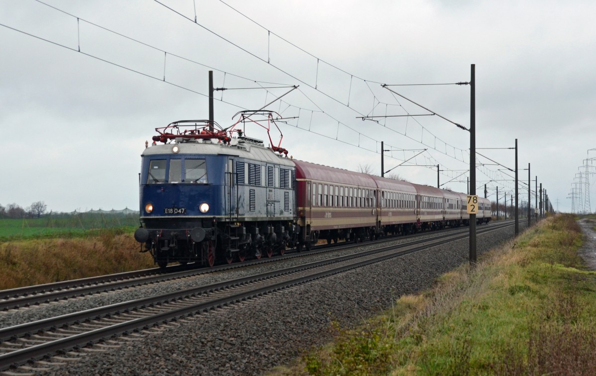 Mit einem Sonderzug aus Mnster(Westfalen) war E 18 047 am 30.11.13 nach Leipzig unterwegs. Hier durchfhrt sie Braschwitz Richtung Halle(S).