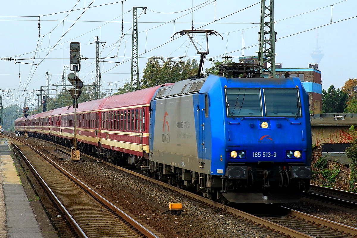 Mit einem Sonderzug zu den Cannstatter Wasen durchfährt 185 513-9 der TX Logistik am 11.10.2014 Düsseldorf-Oberbilk