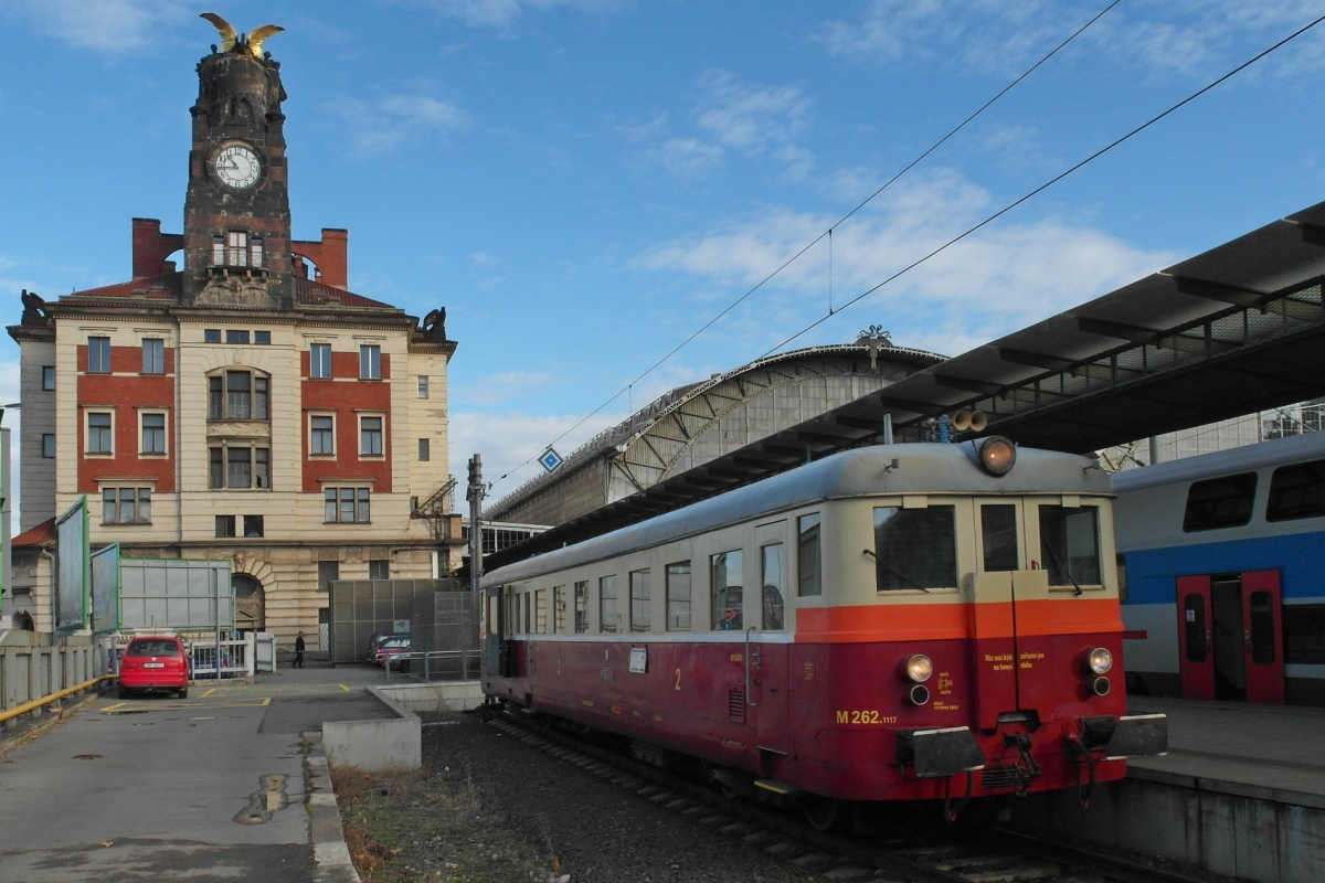 Mit einem Teil des 1909 fertiggestellten Umbaus des Prager Hauptbahnhofs im Hintergrund steht M 262.1117 kurz vor der Abfahrt nach Praha-Zelčín (14.11.2015).