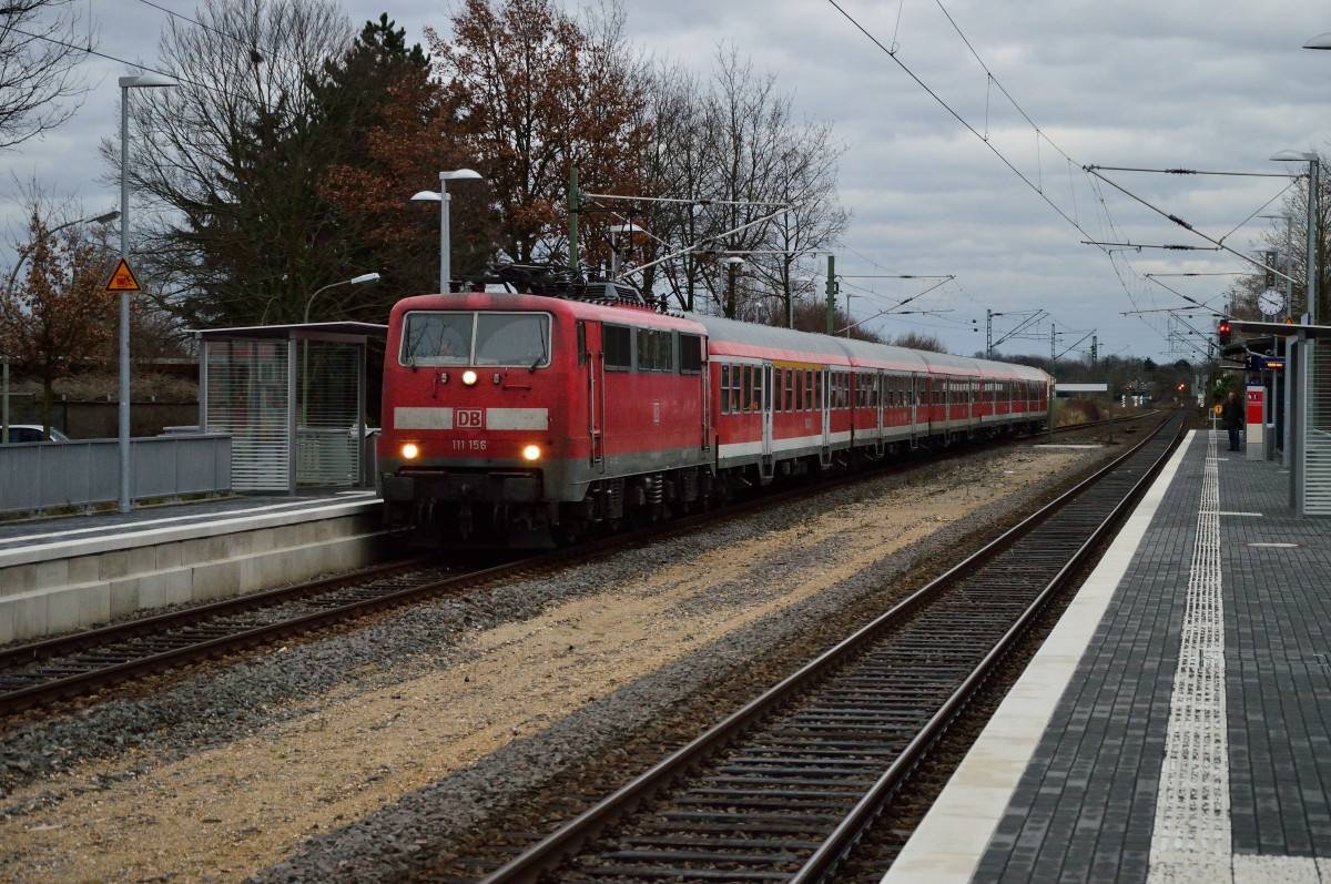 Mit einem Verstärker RE4 schleicht die 111 156 der Dostock RE4 durch Korschenbroich hinterher.....wegen eine betrieblichen Störung fuhren so wohl eine S8 als auch beide RE4 Züge im Blockabstand hintereinander gen Mönchengladbach. 15.1.2015
