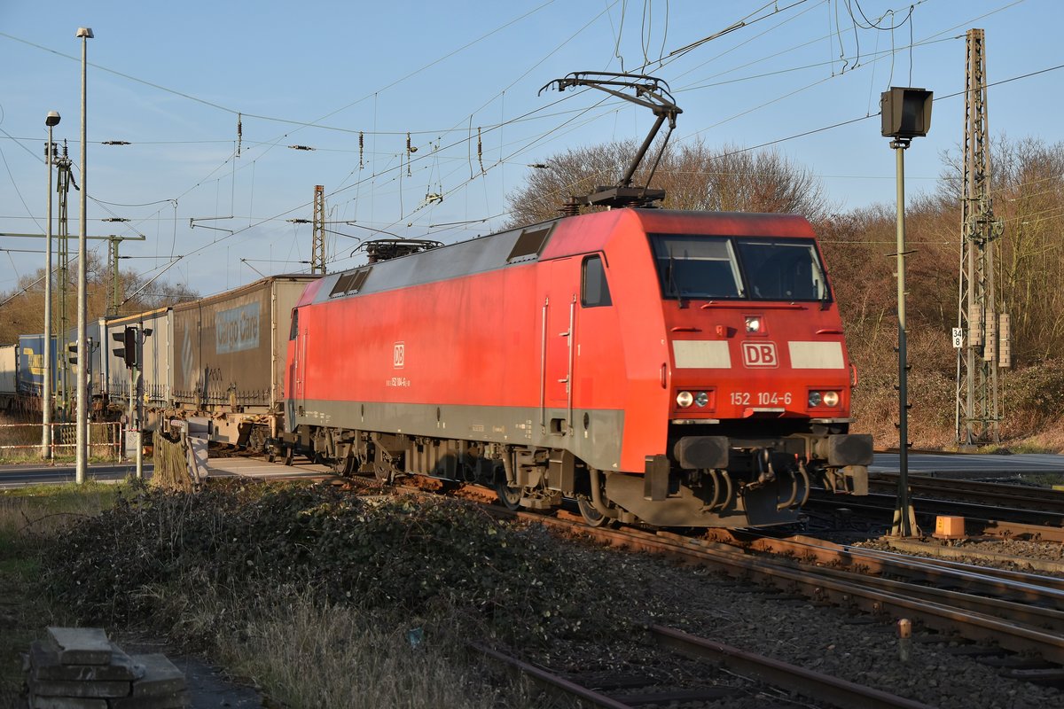 Mit einem Walther Klv durch Grevenbroich ist die 152 104-6 gen Köln hier unterwegs als sie mir heute Nachmittag vor die Linse geriet. 24.3.2018