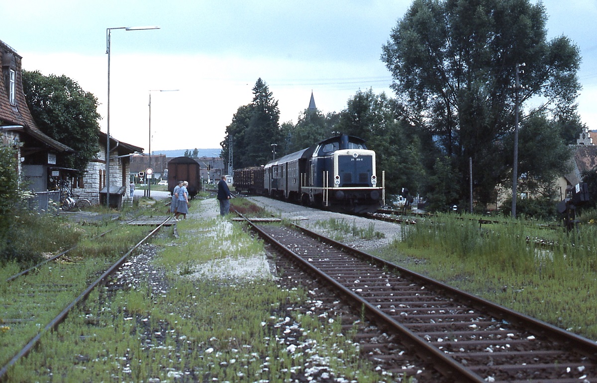 Mit einem der wenigen damals noch existierenden GmP fährt 211 309-0 auf dem Weg von Beilgries nach Neumarkt im Juli 1985 in den Bahnhof Berching ein. Zwei Jahre später wurde der Personenverkehr eingestellt, der Güterverkehr folgte 1989. Von der einst 37 km langen Strecke, die bis 1967 weiter nach Dietfurt führte, ist heute nur noch ein Anschlussgleis bis km 5,5 vorhanden.
