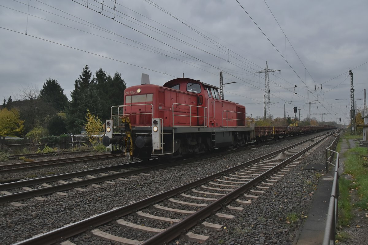 Mit einem Zug am Haken der alte Schwellen und Abraum geladen hat ist die 294 582-2 durch Lintorf. 18.11.2017