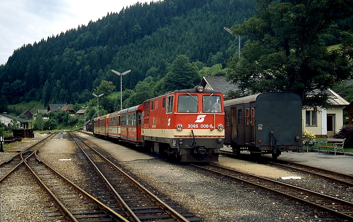Mit einem Zug aus Waidhofen an der Ybbs ist die 2095 008-5 im Sommer 1991 in Lunz am See angekommen. Seit 2009 ruht der Verkehr auf dieser landschaftlich schönen Bahn. Nachdem die Gleise auf einem Teilstück abgebaut wurden, dürfte es wohl nicht mehr zu einer Wiederaufnahme des Verkehrs kommen. 