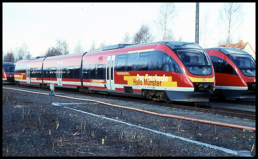 Mit Enschede und Münster Werbung wartet hier der VT 643574 im Bahnhof Gronau auf den nächsten Einsatz im Grenzverkehr zu den Niederlanden.