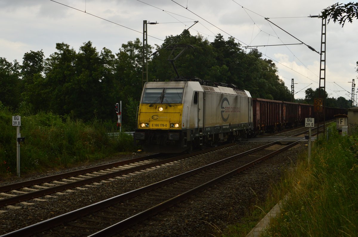 Mit Eos am Haken kommt die ECR E186 178-0 am Bü bei Tilmeshof gen Krefeld fahrend.
Mittwoch den 13.7.2016