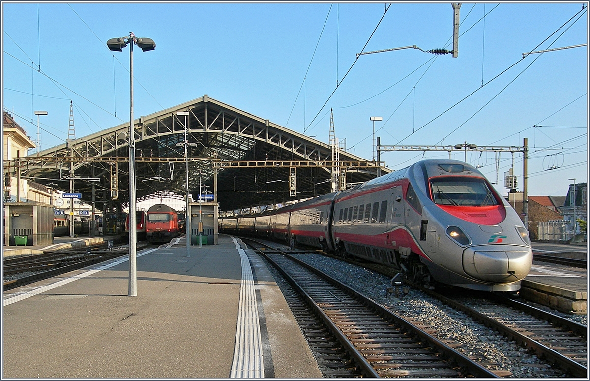 Mit erfreulicher Regelmäßigkeit und in der Regel pünktlich wie die Eisenbahn erreichen neuerdings FS Trenitalia ETR als EC 34 Lausanne und bieten eine willkommene Abwechslung.
Das Bild zeigt den FS Trenitalia ETR 610 104 (UIC 93 85 5610 104-7 CH-TI) bei der Ausfahrt Richtung Genève.
13. Jan. 2018