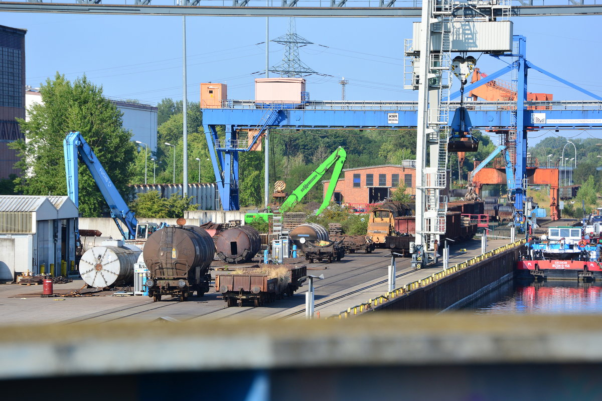 Mit etwas Mühe lässt sich das Gelände von einer Brücke aus fotografieren durch die Bahnstrecke und dem Geländer dahinter ist dies etwas schwierig. Neben den Flachwagen und den Kesselwagen sind weiter hinten auch ein paar Dampfloks versteckt welche vor sich hin rosten.

Brandenburg 23.07.2018