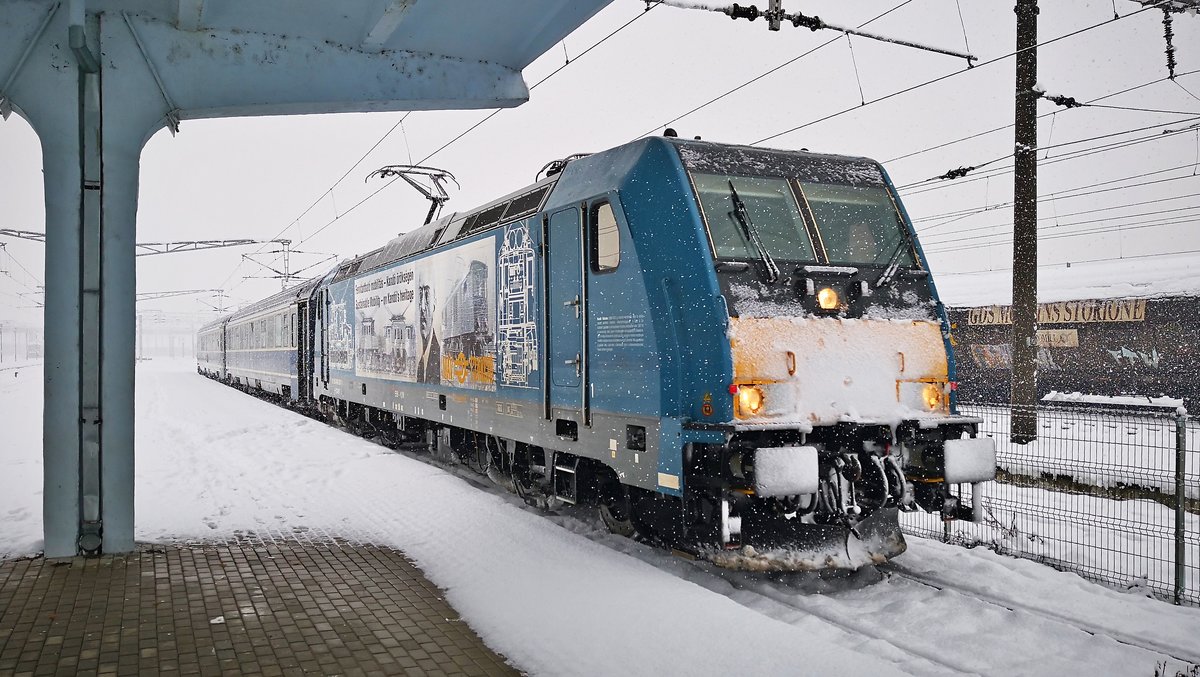 Mit fast einer Stunde Verspätung trifft am 15.12.2018 die 91-55-0-480001-1 mit Interregio aus Budapest im Hauptbahnhof Timisoara ein. Von dieser Lok bespannt soll der Zug weiter bis nach Bukarest fahren.