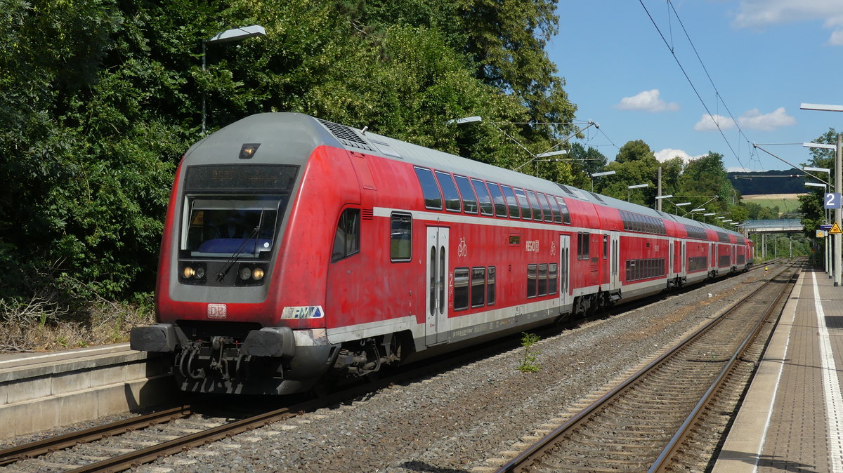 Mit fehlendem 1.Klasse-Abteil ist diese Dosto-Garnitur als RB22 nach Limburg unterwegs. Aufgenommen am 6.7.2018 16:10 in Niederselters