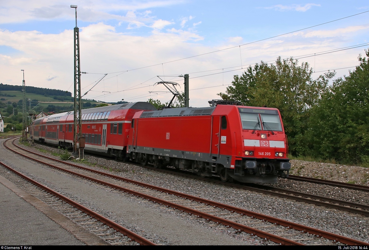 Mit Fotowolken durchfährt 146 205 von DB Regio Baden-Württemberg als RE 4729 von Karlsruhe Hbf nach Konstanz den Bahnhof Welschingen-Neuhausen auf der Bahnstrecke Offenburg–Singen (Schwarzwaldbahn (Baden) | KBS 720).
[15.7.2018 | 16:44 Uhr]
