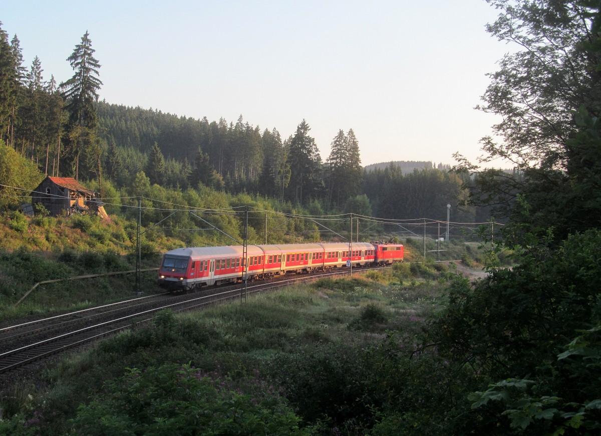Mit führendem Wittenberger Steuerwagen ist am 18. Juli 2014 eine Regionalbahn von Ludwigsstadt nach Lichtenfels im Frankenwald bei Steinbach unterwegs.