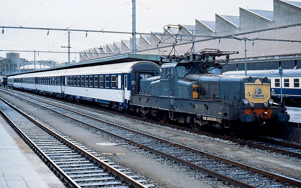 Mit einer Garnitur französischer Schnellzugwagen steht das vom harten Einsatz gekennzeichnete  Bügeleisen  13047 der SNCF vom Depot Thionville im Sommer 1988 abfahrbereit im Luxemburger Hauptbahnhof. Diese Lokomotiven wurden ab 1954 gebaut und standen bis etwa 2000 im Einsatz.