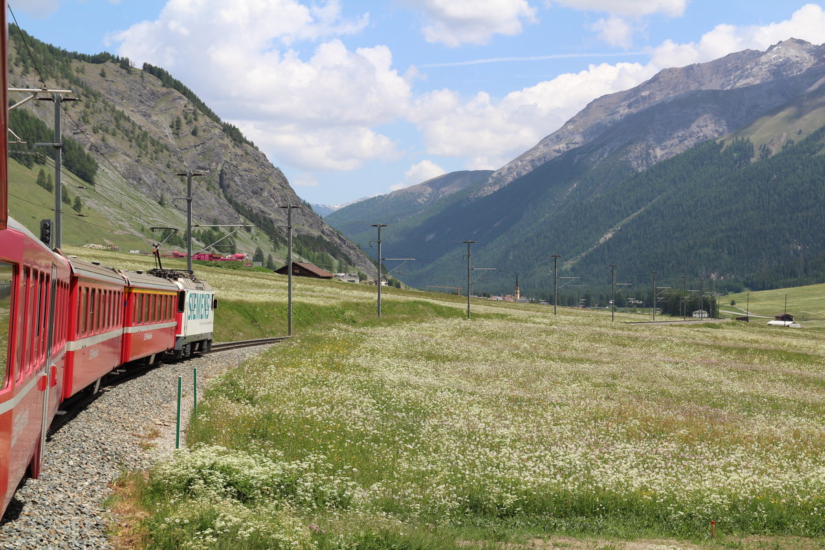 Mit Ge 4/4 II 616  Filisur  und dem R1940 (Pontresina - Scuol-Tarasp) nehmen wir Kurs auf Zuoz.

Zuoz, 15. Juni 2017