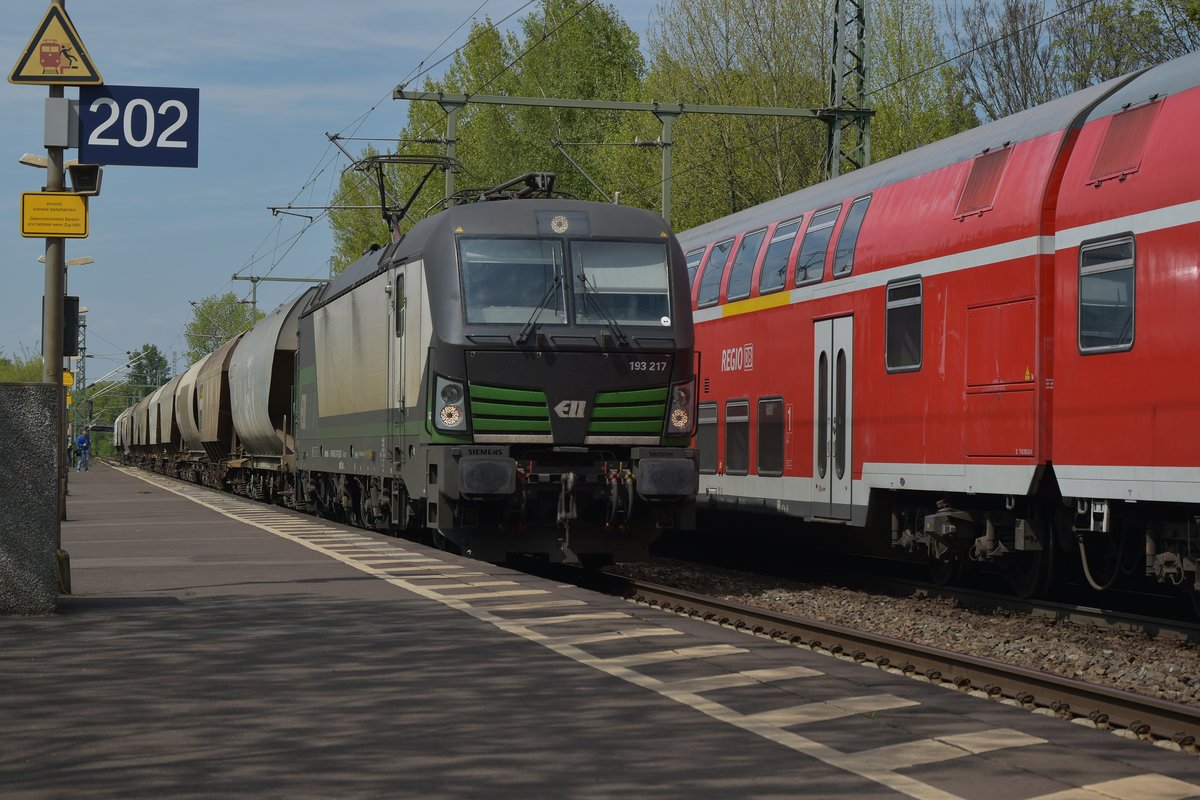 Mit Getreidewagen am Haken kommt die ELL 193 217 durch Bonn Oberkassel gen Süden gefahren am Samstag den 6.5.2017, am neben Gleis steht ein RB 27 nach Köln Hbf. 