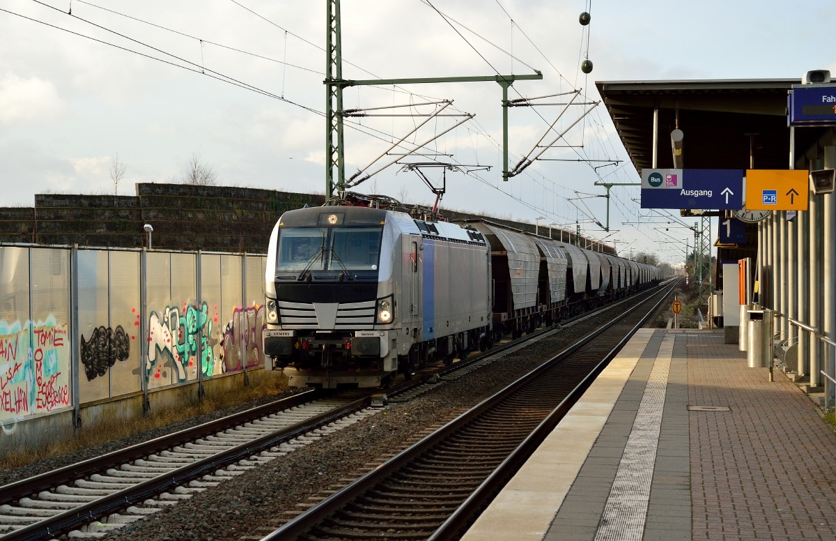 Mit Getreidewagen am Haken kommt die Railpool 193 811 durch Allerheiligen gen Köln fahrend dem Fotografen vor die Linse. 23.2.2015