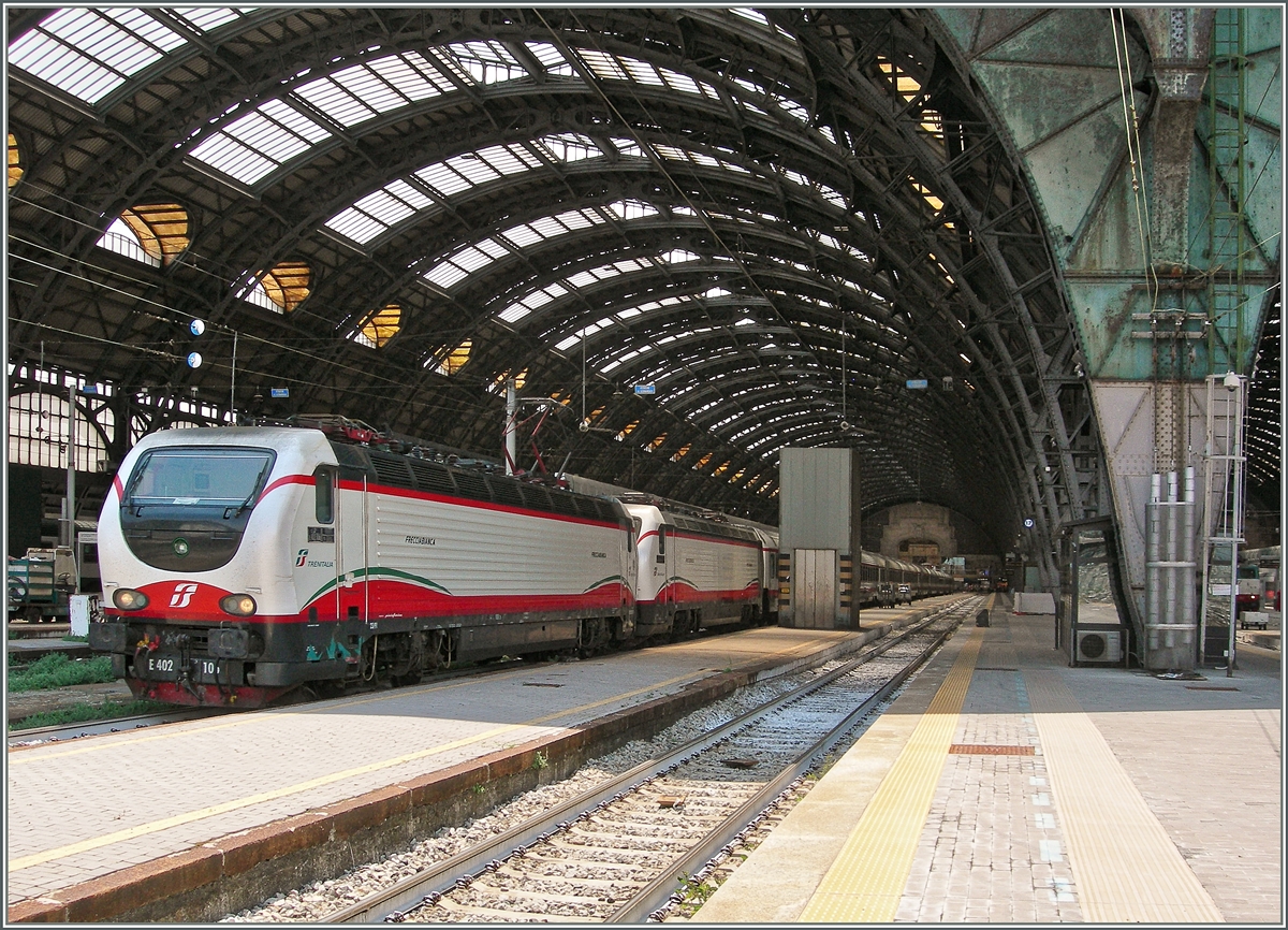 Mit gleich zwei FS E 402 B, wovon jedoch nur eine arbeitet, verlässt ein Frecciabinca nach Lecce Milano Centrale.
22. Juni 2015