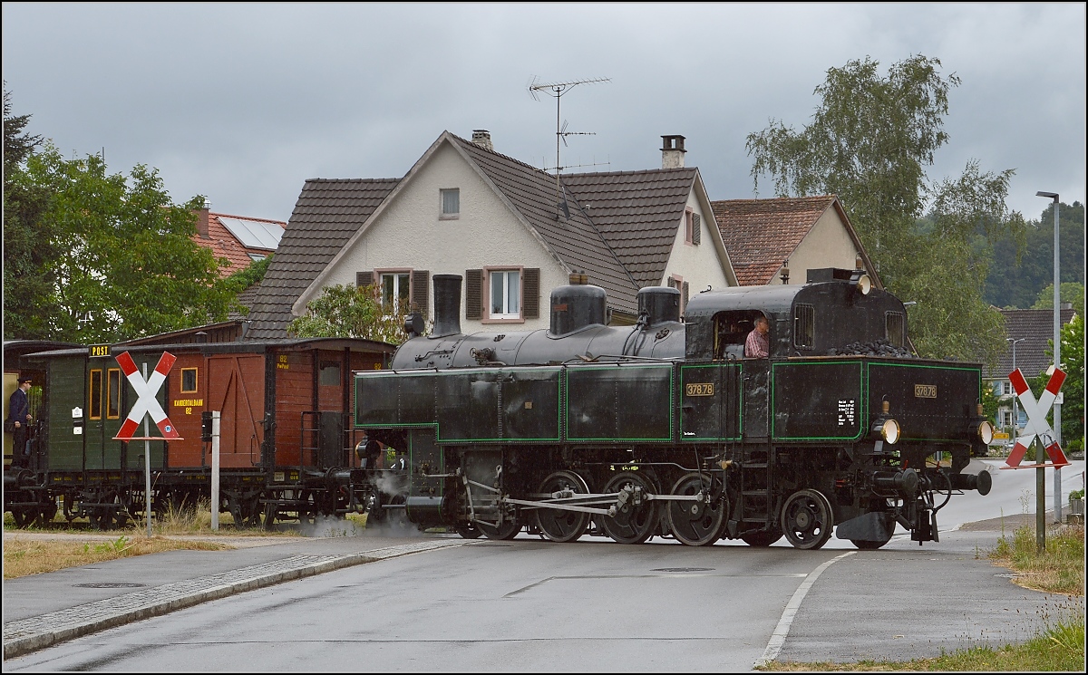 Mit Gruß an den Lokführer, der tags zuvor die Luftpumpe reparierte. 378.78 alias 93 1378 passiert den Bahnübergang in Wittlingen. Juli 2016.