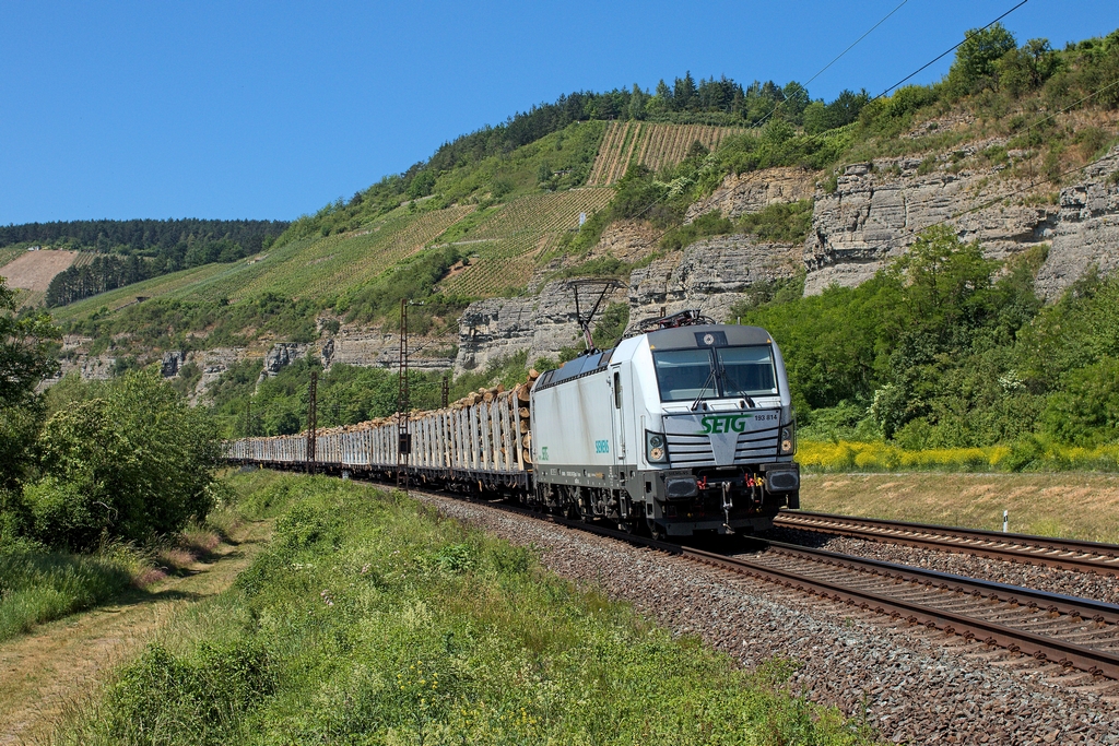 Mit Holz beladen machte sich die 193 814 am 4.6.2015 auf dem Weg Richtung Würzburg bei Himmelstadt