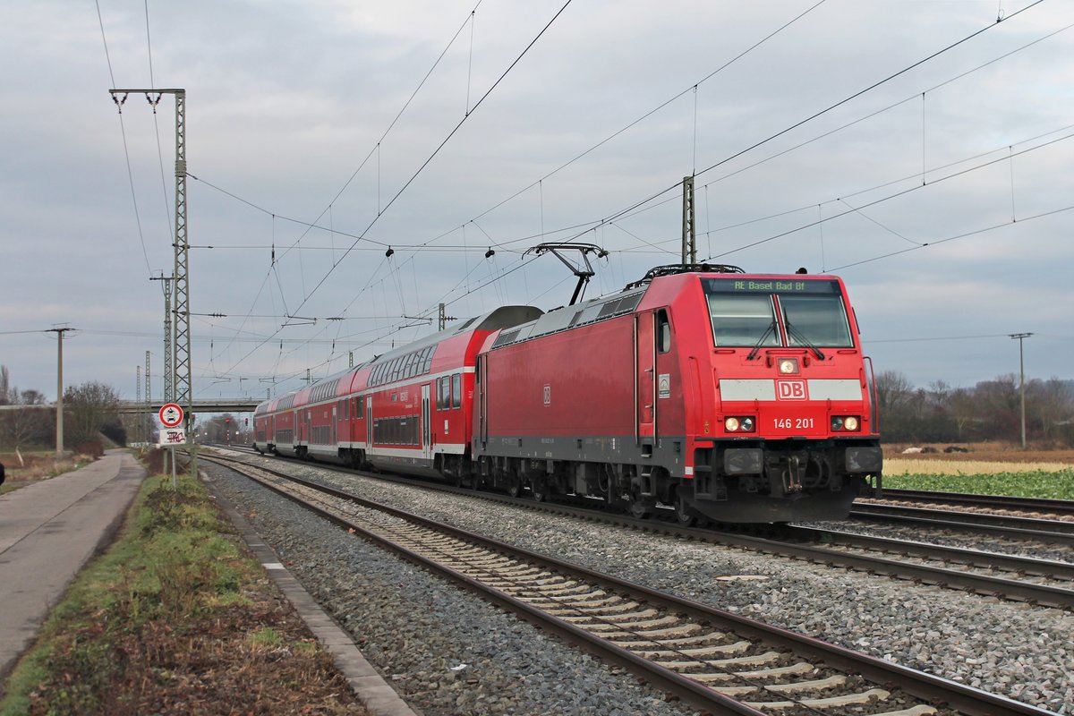 Mit ihrem RE (Offenburg - Basel Bad Bf) fuhr am 11.12.2016 die Freiburger 146 201 in den Bahnhof von Müllheim (Baden).