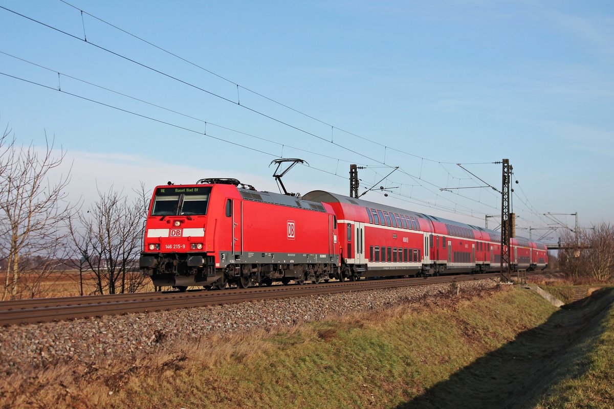 Mit ihrem RE (Offenburg - Basel Bad Bf) fuhr am 22.12.2016 die 146 215-9 bei Hügelheim in Richtung Müllheim (Baden), wo sie ihren nächsten Zwischenhalt einlegen wird.