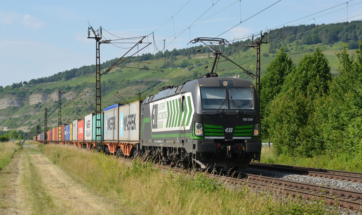 Mit ihrer firmeninternen Eigenwerbung rollte 193 208 am 15.06.17 durch Thüngersheim. Sie war mit einem Containerzug in Richtung Würzburg unterwegs.