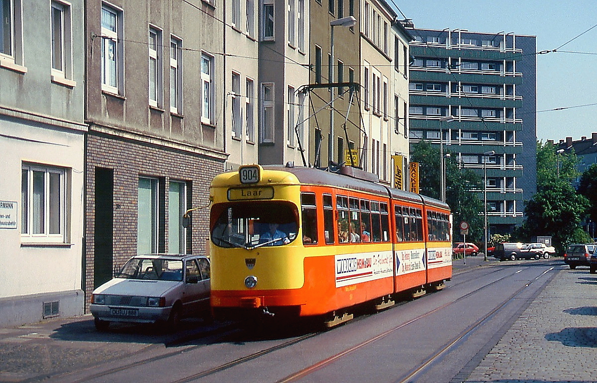 Mit der Inbetriebnahme des Duisburger Innenstadttunnels am 11.07.1992 wurde die Straßenbahnlinie 904 durch den Stadtteil Neudorf stillgelegt, im Sommer 1991 fährt der Duewag-Achtachser 1054 die Neudorfer Straße entlang
