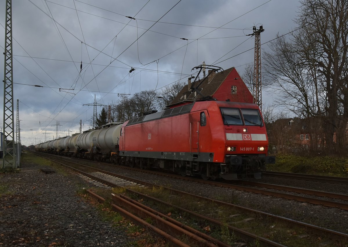 Mit Kesselwagen im Nacken kommt die 145 007-1 gen Süden fahrend durch Lintorf am Samstag den 17.12.2017