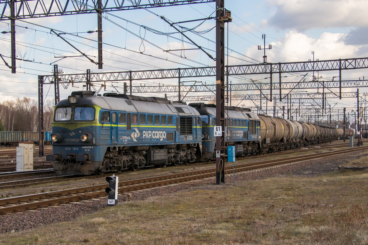 Mit einer langen Leine verlassen die beiden Trommeln ST44-1214 und 1246 den Bahnhof Wegliniec. Aufgenommen am 16. Februar 2018. 