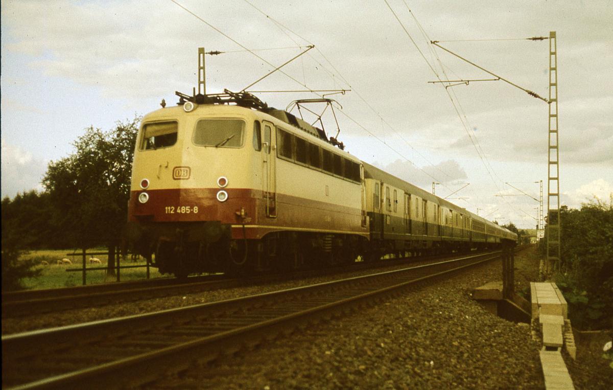 Mit ORWO fotografiert: 112485 mit D 736 am 4.8.1987 um 18.57 Uhr durch Hasbergen in Richtung Köln!