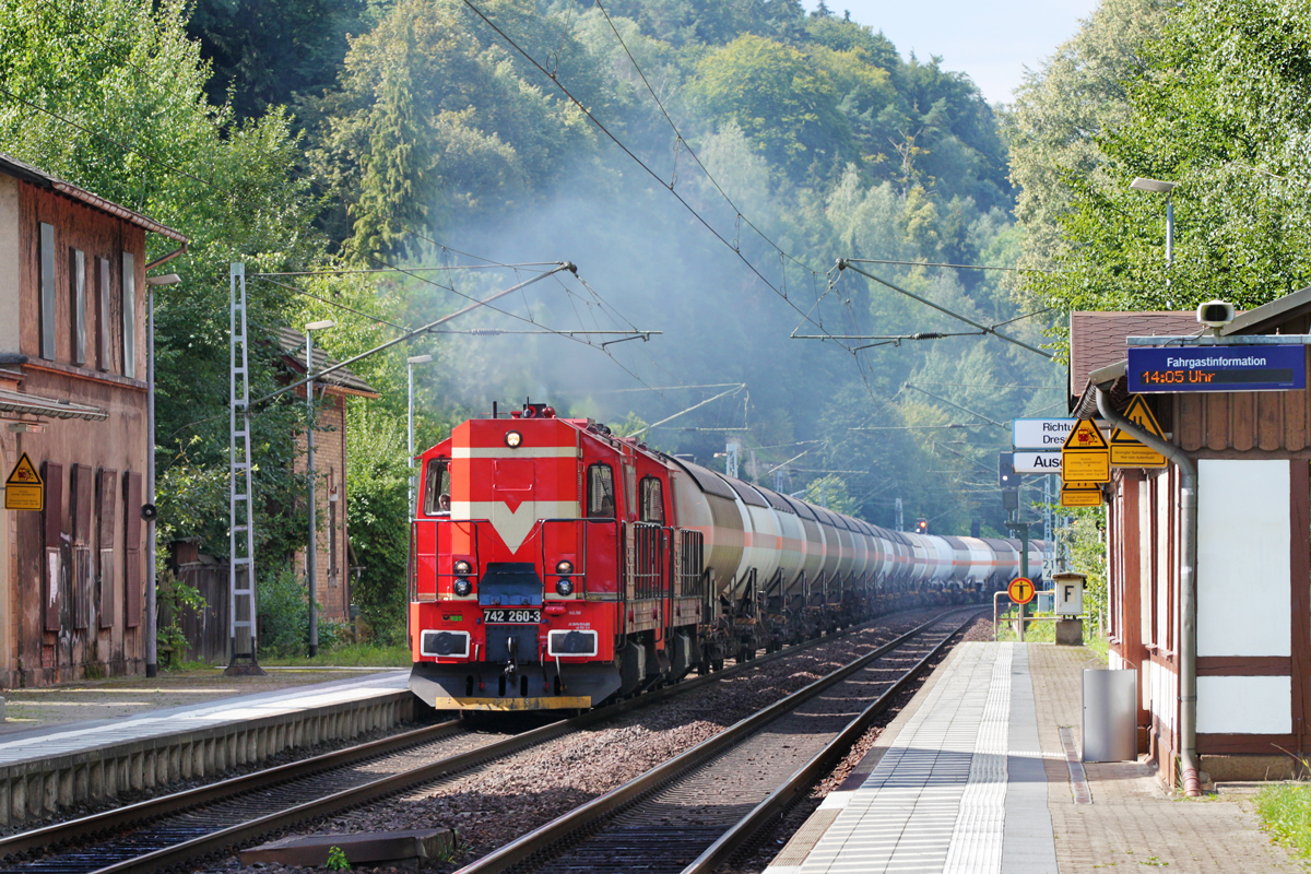 Mit einer phantastischen Dieselabgaswolke fährt eine Doppeltraktion aus der 742 260-3 und der 742 522-6 mit einem Gasskesselwagenzug in Krippen vorbei.Bild vom 8.9.2015