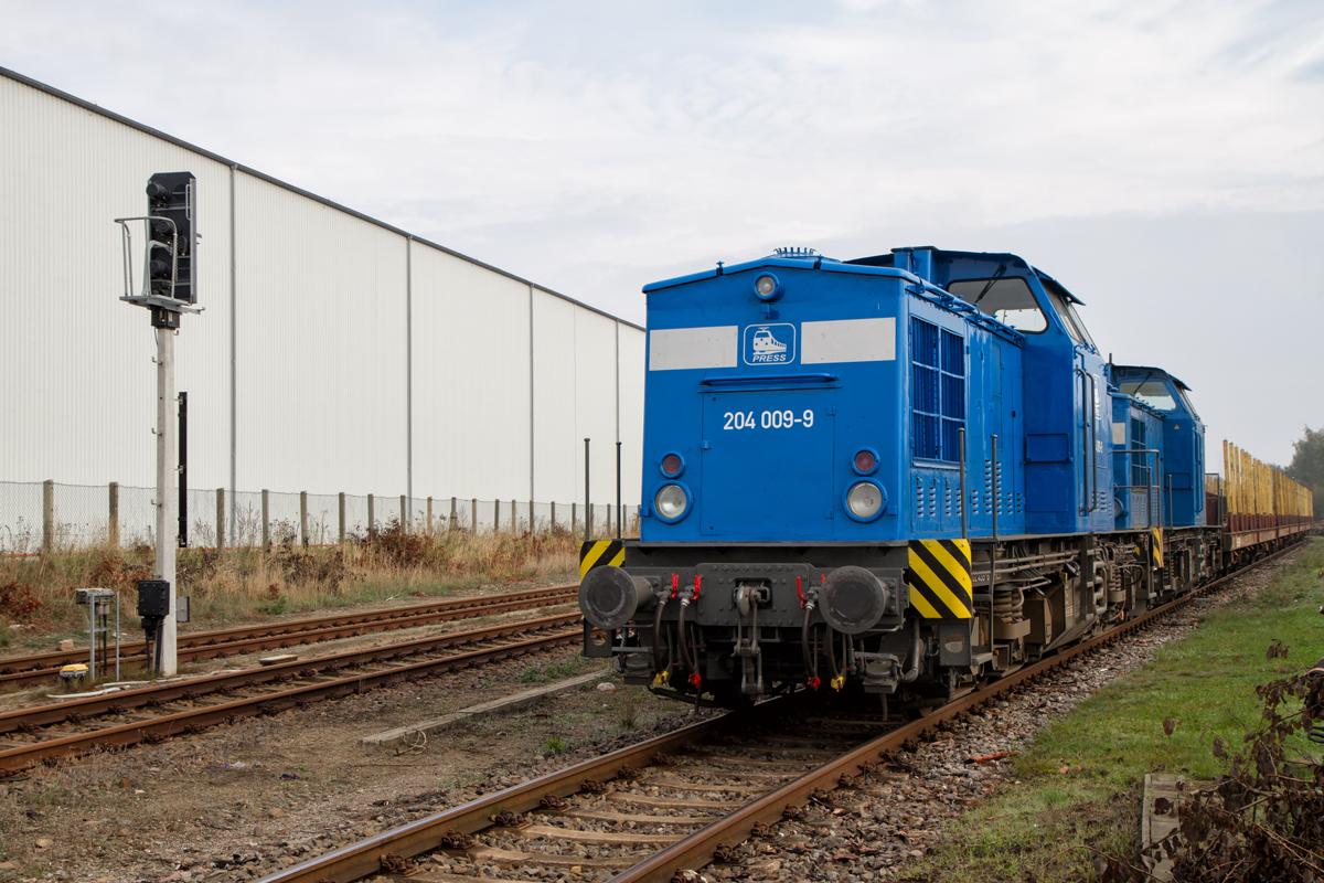 Mit den Press Loks 204 009 und 204 012 wurden Leerwagen auf der Torgelower Ladestrasse zur Beladung bereitgestellt. - 16.10.2014