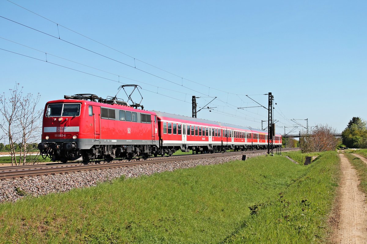 Mit einer RB (Offenburg - Neuenburg (Baden)) fuhr am 05.05.2016 die 111 062-6  Neuenburg am Rhein  in Kürze an den Bahnsteig in Müllheim (Baden), als sie bei Hügelheim in Richtung ihrer Taufstadt fuhr.