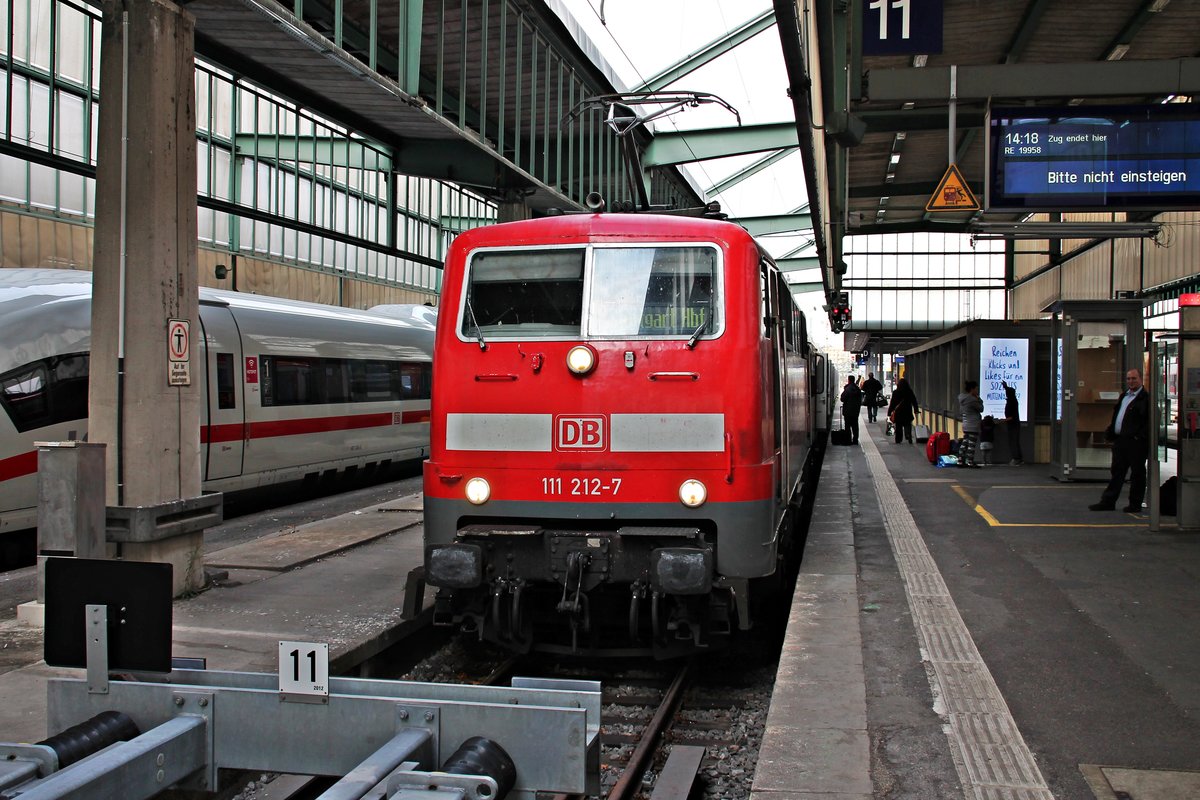 Mit RE 19958 stand am 06.11.2015 die 111 212-7 auf Gleis 11 im Zielbahnhof Stuttgart Hbf und wird in Kürze ihren Zug nach Stuttgart Rosenstein schieben.