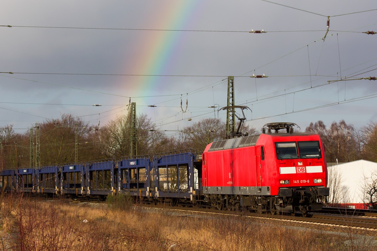 Mit Regenbogen im Hintergrund fährt 185-019-6 der Sonne in Richtung Bremerhaven Hbf entgegen. 16.2.2014