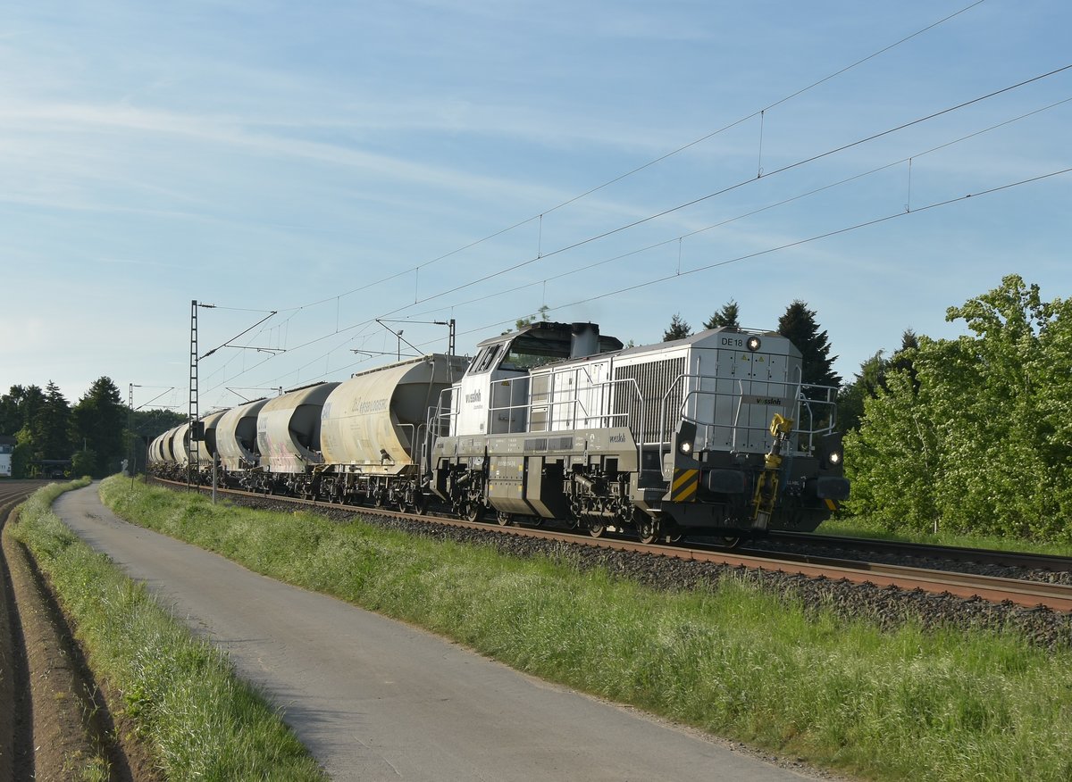 Mit reichlich Silowagen am Haken ist hier die Vossloh DE 18 mit der NVR-Nr. 9280 4185 013-4 D-VL bei Kaarst Broicherseite gen Neuss fahrend vor meine Linse geraten. 17.5.2017