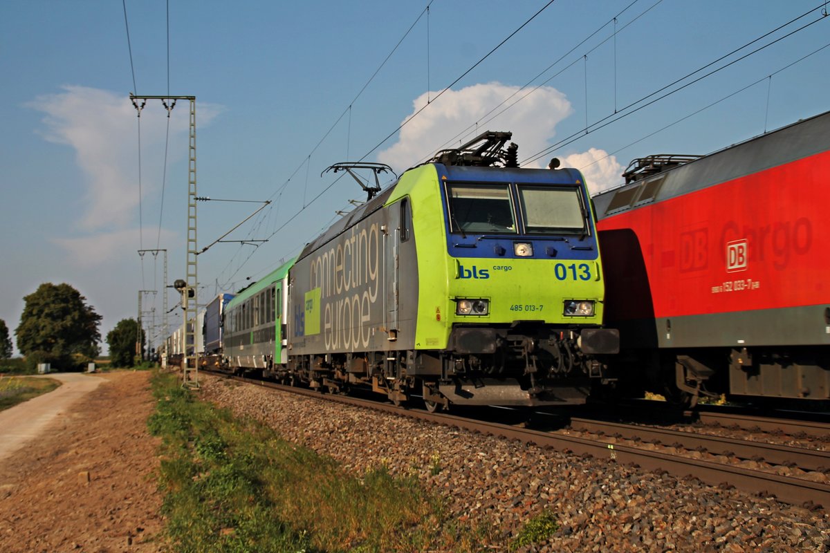 Mit einer RoLa (Freiburg (Brsg) Rbf - Novara Boschetto) fuhr am 13.09.2016 die Re 485 013-7 bei Müllheim (Baden) in Richtung Basel.