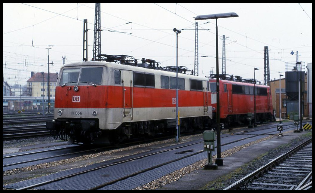 Mit roter Bauchbinde war die 111156-6 eine abweichend von den meisten anderen Loks der  Baureihe lackierte Maschine. Am 25.3.2001 stand sie zusammen mit 111112 in Aachen.