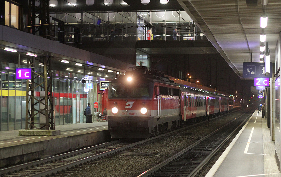 Mit der S-Bahn nach Linz am Haken hielt 1142 685 im Bahnhof Wels.
Aufgenommen am 26. Dezember 2017.