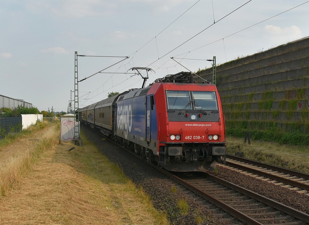 Mit Schiebwandwagen kommt die SBB-Cargo 482 038-7 bei Allerheiligen gen Neuss gefahren am Abend des 19.7.2018
