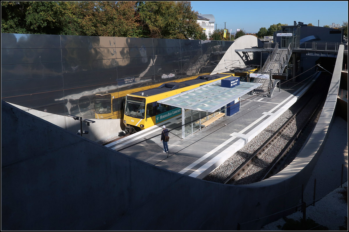 Mit Schwung und Spiegel - 

... die neue Stadtbahnstation 'Bottroper Straße' im Stuttgarter Stadtteil Hallschlag an der U12.

12.10.2018 (M)