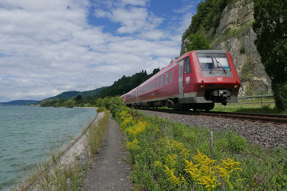 Mit Sicht auf See und Zug wurde bei berlingen-Goldbach 611 014 fotografiert, der sich am 19.08.2017 als IRE 3045 auf der Fahrt von Basel nach Ulm befindet.