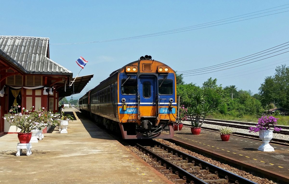 Mit SRT 2514 an der Spitze passiert Sp Exp DRC 43 Bangkog Hua Lamphong - Surat Thani am 01.02.17 den Bahnhof Wang Phong.