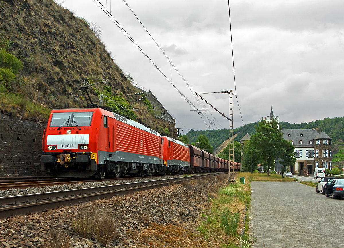 
Mit über 17.000 PS durchs Mosel Tal.... 
189 031-8 und 189 040-9 der DB Schenker Rail Deutschland AG ziehen einem Erzzug (mit Falrrs 153 Wagen) am 20.06.2014 bei Kobern-Gondorf auf der Moselstrecke (KBS 690) in Richtung Trier. 

Diese schweren Züge werden mit der Automatischen UIC-Kupplung (AK) gefahren, die Wagen haben keine Seitenpuffer. 

Beide Siemens ES 64 F4  haben die Zugsicherungssystem-Komponenten für Deutschland und Niederlande installiert (Class 189-VJ) und wurden 2004 von Siemens in München gebaut. Die 189 031-8 (91 80 6189 031-8 D-DB / EBA 00A23A 009) unter der Fabriknummer 20709, die 189 040-9 (91 80 6189 040-9 D-DB /  EBA 00A23A 018) unter der Fabriknummer 20718.