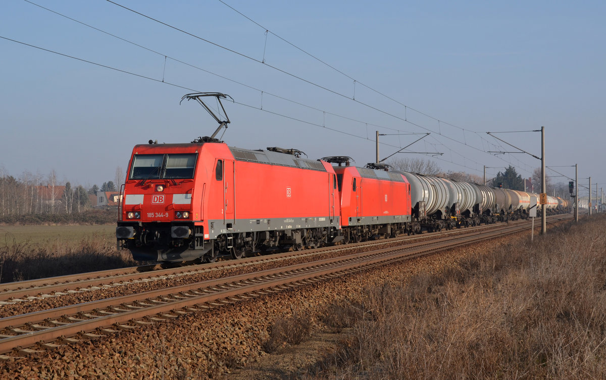 Mit der Wagenlok 145 052 und einem Kesselwagenzug rollt 185 344 am 14.02.17 durch Leipzig-Rückmarsdorf Richtung Großkorbetha.