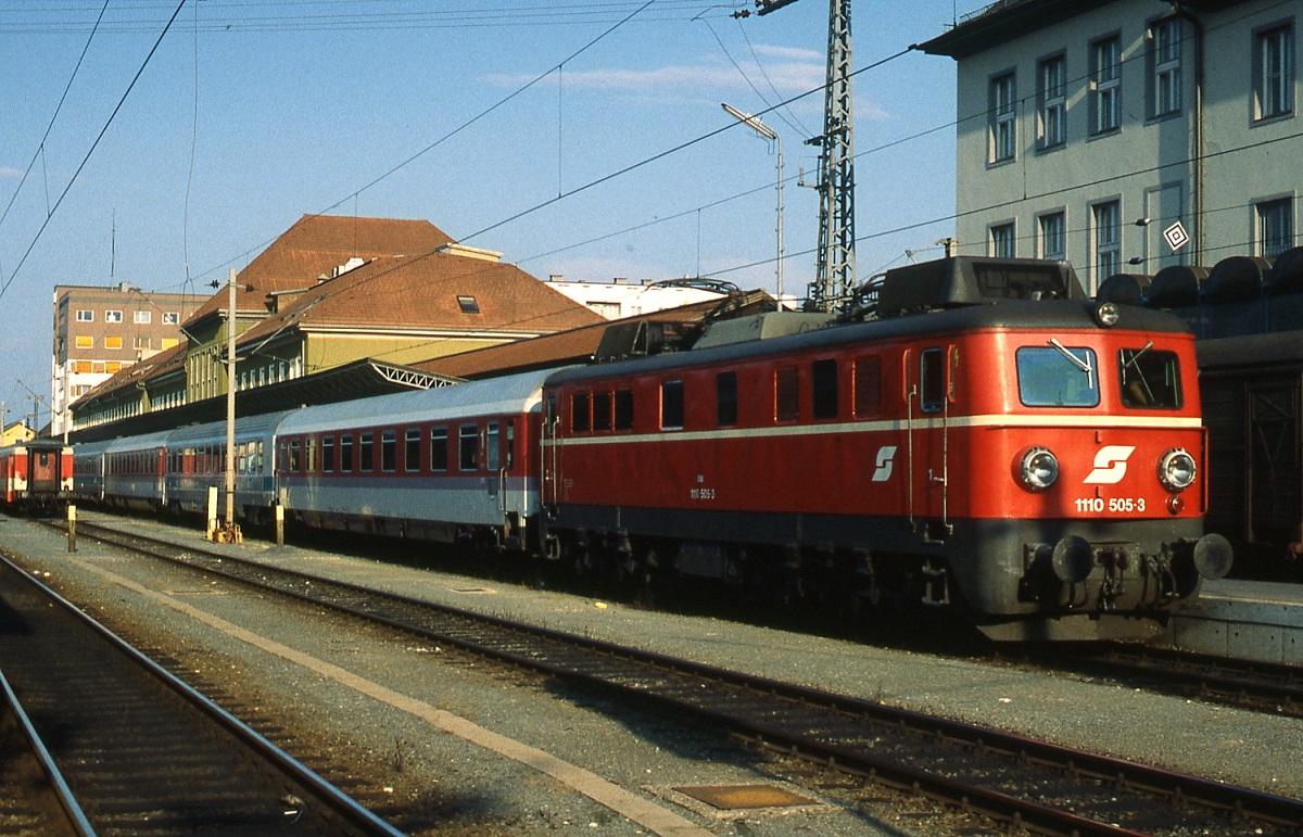 Mitte der 1990er Jahre steht 1110 505-3 vor einem Schnellzug Richtung Slowenien/Kroatien abfahrbereit im Villacher Hauptbahnhof