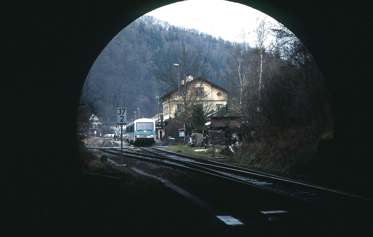 Mitte der 1990er Jahre verläßt ein 628 den Bahnhof Wildberg an der württembergischen Schwarzwaldbahn 
